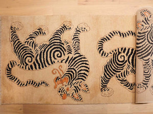 Snow Lions 96 x 343 cm